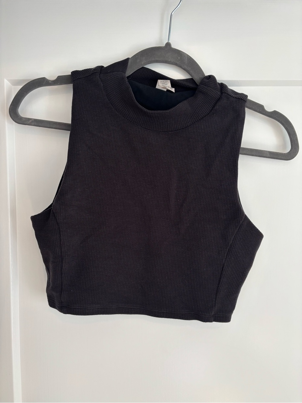 ALO Yoga Mock Neck Sleeveless Ribbed Crop Top w Bra